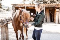 Annikas Pferdetherapie_Annika und Katla_Kennenlernen